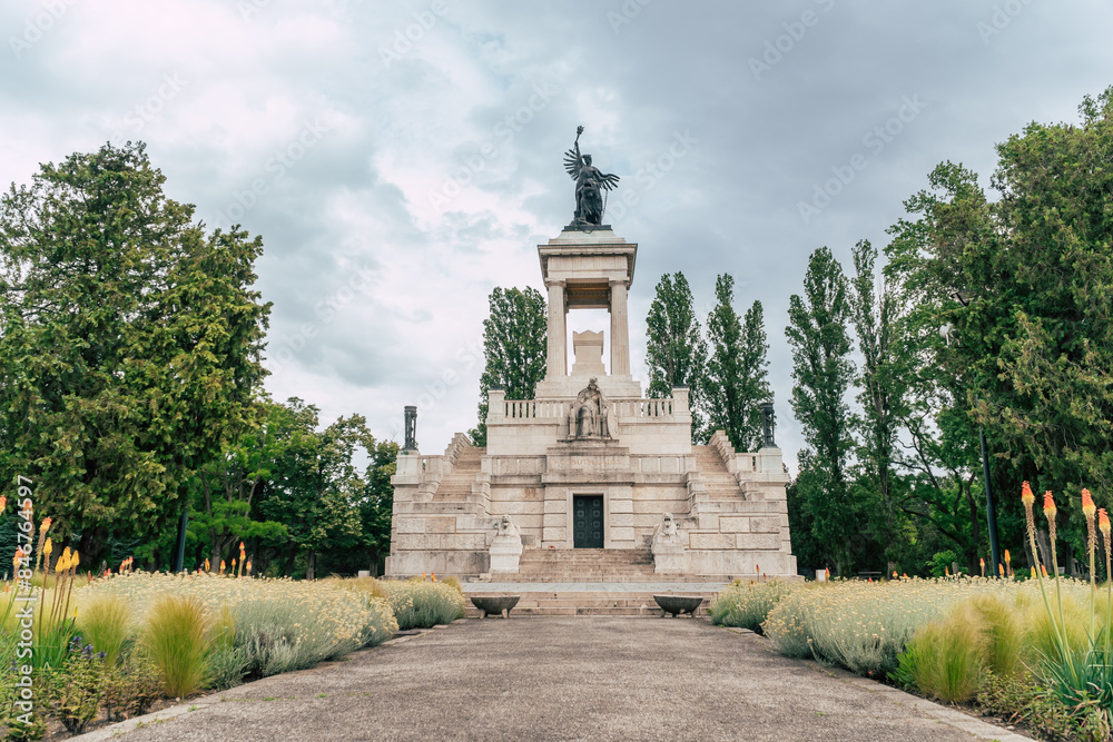 Fototapeta premium Tomb of Lajos Kossuth in the national cemetery in Budapest, Hungary