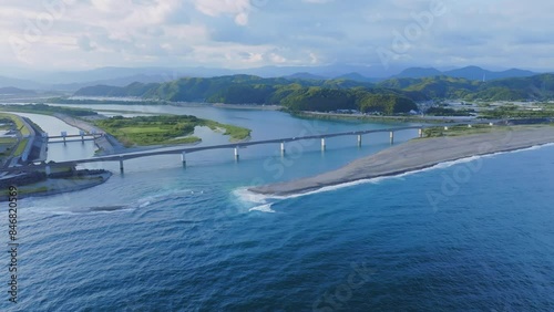 晴天の仁淀川河口大橋のドローン空撮。高知県高知市