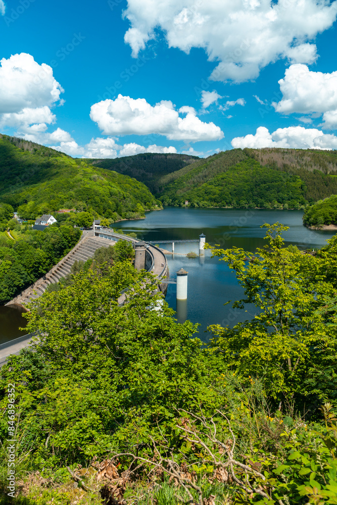 Fototapeta premium Blick auf die Urfttalsperre mit Obersee vom Rursee und Urft im Nationalpark Eifel im Sommer 