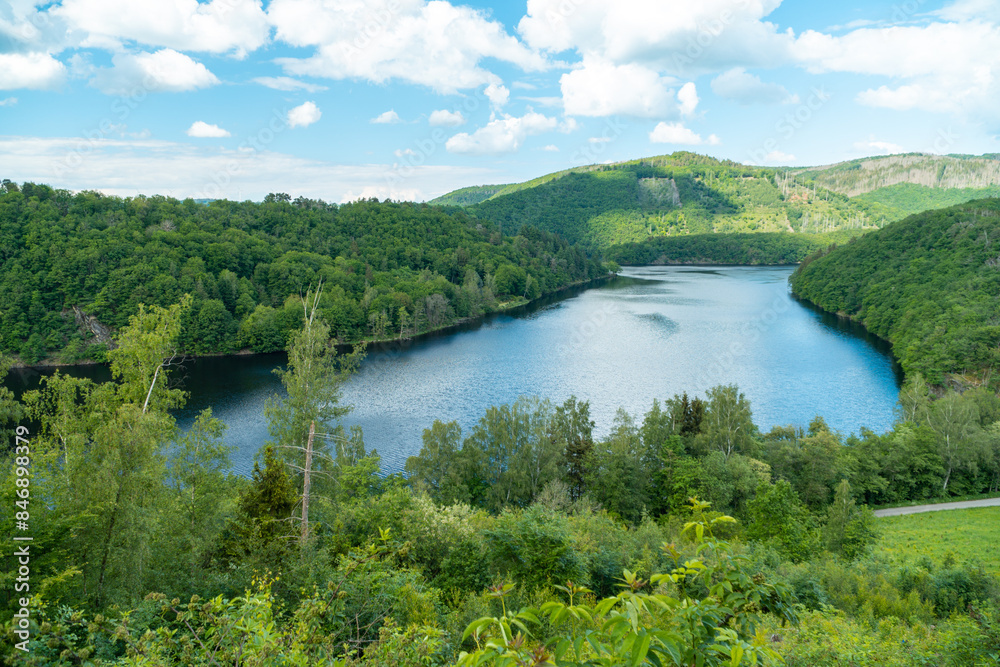 Fototapeta premium Der Obersee des Rursees in der Eifel im Sommer in der Nähe Rurberg
