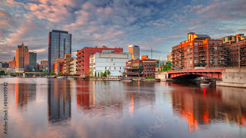 Obraz na płótnie Milwaukee, Wisconsin, USA. Cityscape image of downtown Milwaukee, Wisconsin, USA with reflection of the skyline in Mnemonee River at summer sunset. w salonie