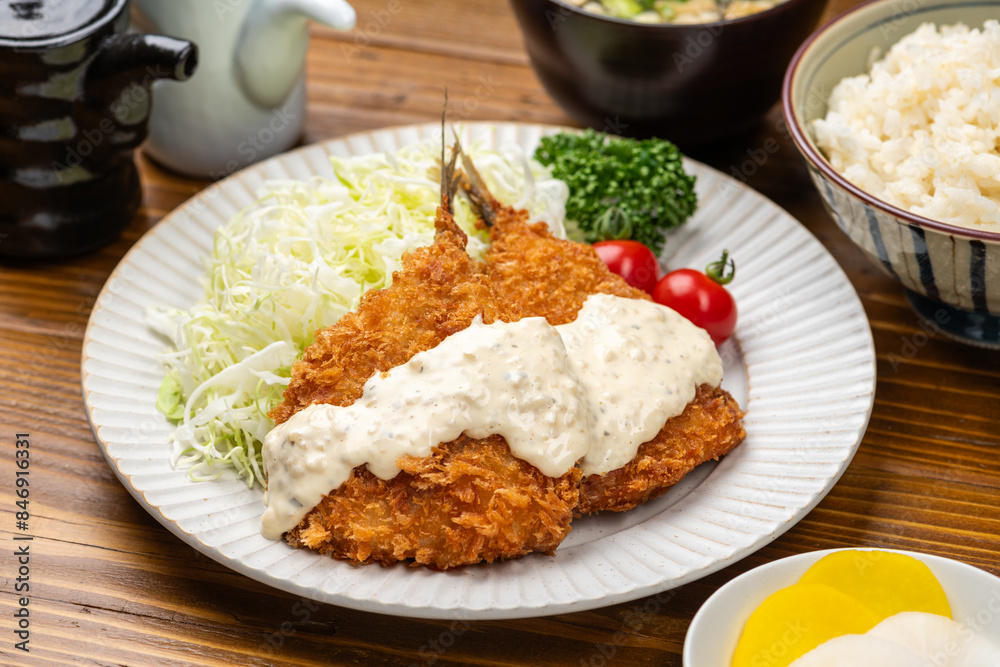 食卓に並んだアジフライと料理 食卓に並んだアジフライと料理