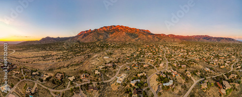 Canvas Print Sandia mountains in Albuquerque, New Mexico at sunset, glowing pink