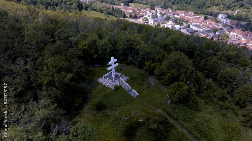 Prise de vue aérienne du Mémorial de la Croix de Lorraine sur une colline boisée près de Thann, France. Ce monument blanc honore la résistance française pendant la Seconde Guerre mondiale.