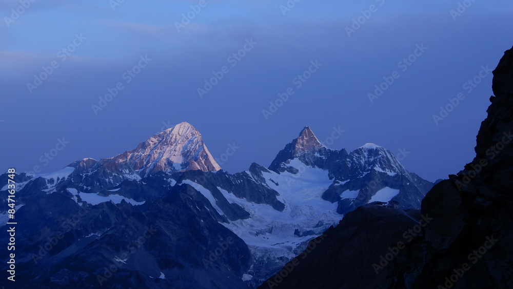 Dent Blanche 4357m und rechts Obergabelhorn 4063m bei Sonnenaufgang Dent Blanche 4357m und rechts Obergabelhorn 4063m bei Sonnenaufgang