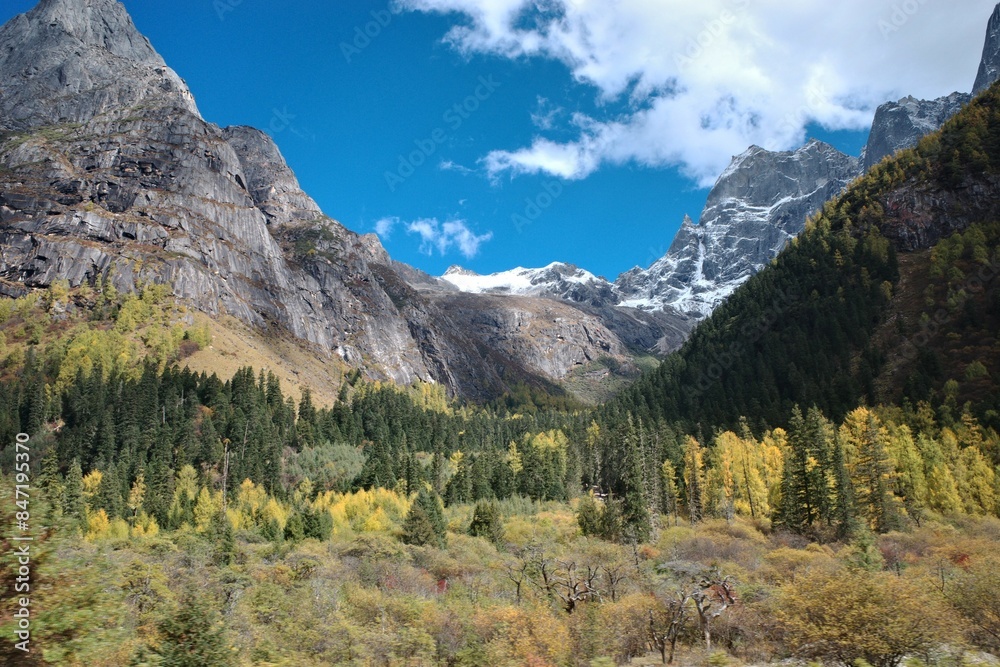 Fototapeta premium The Autumn in Siguniang Mountain at west of the capital city of Chengdu in Xiaojin country ,Sichuan ,China