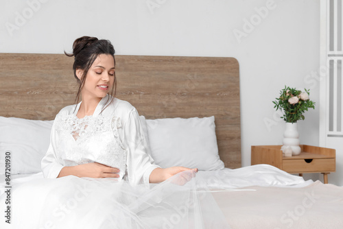 Young bride trying on her w...