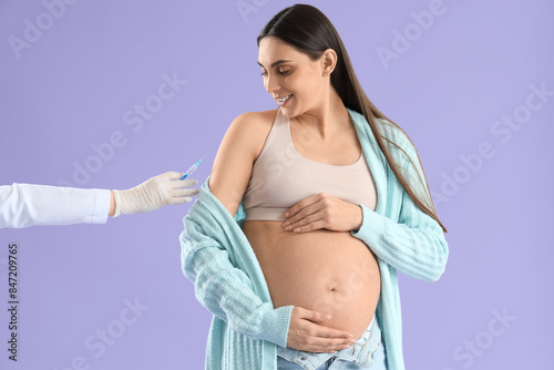 Young pregnant woman receiv...