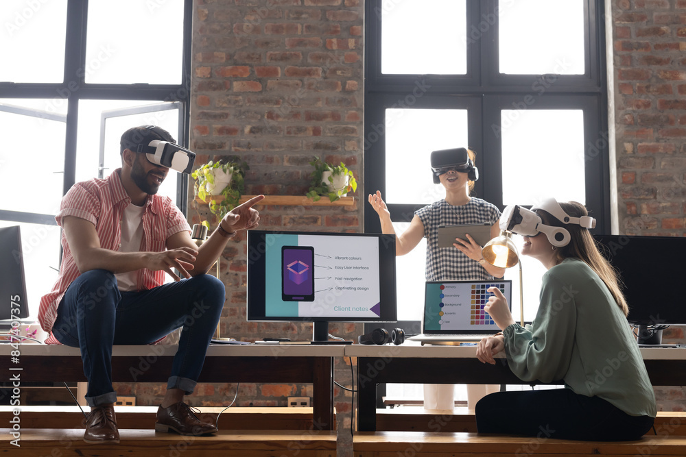 © Wavebreak Media - Asian businesswoman and young diverse team using VR headsets in modern office © Wavebreak Media - Asian businesswoman and young diverse team using VR headsets in modern office