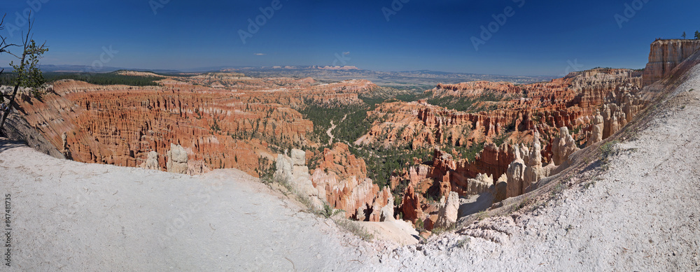 Naklejka premium Bryce Canyon panorama from Rim trail, giant red rock hoodoos rows in natural amphitheater