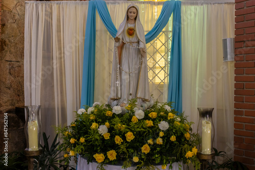 Foto Statue of the image of Our Lady of Fatima, mother of God in the Catholic religio