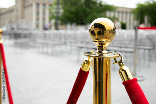 Fotografi Golden stanchions with a red rope. VIP area concept