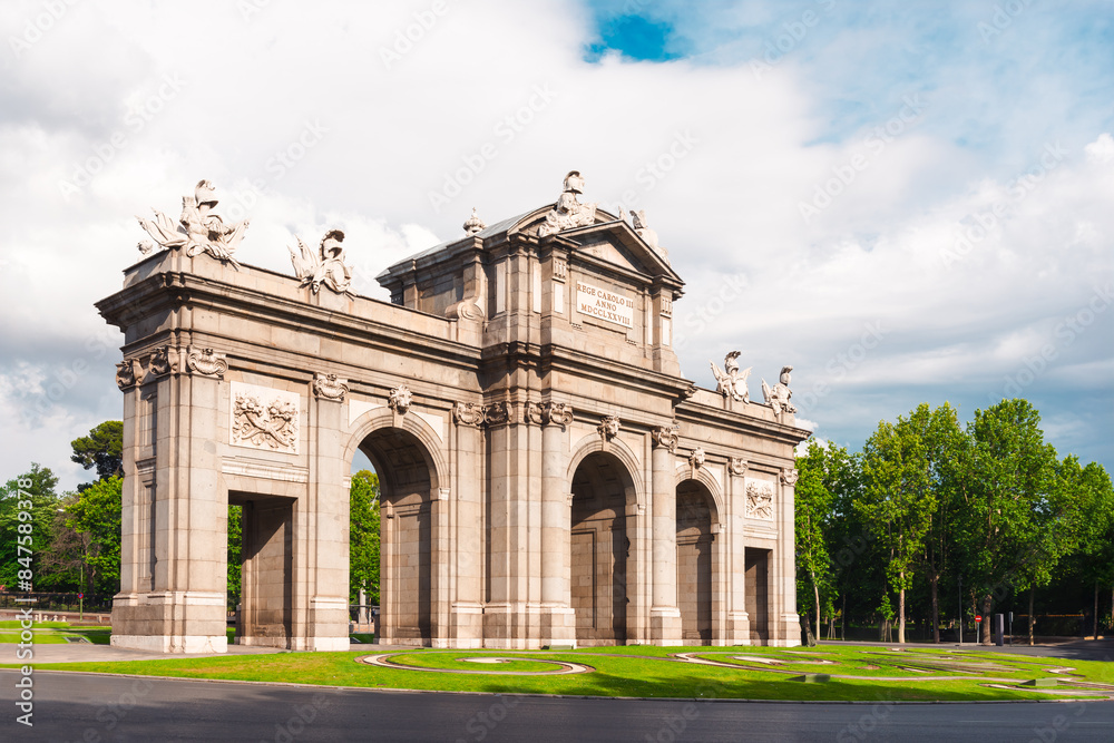 Fototapeta premium Alcala Gate (Puerta de Alcala) in Madrid, Spain