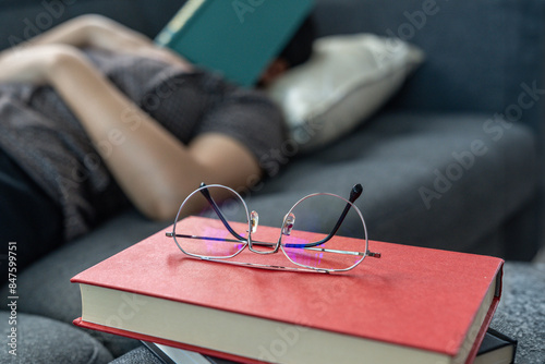 Foto A young woman fell asleep reading a book on the couch at home