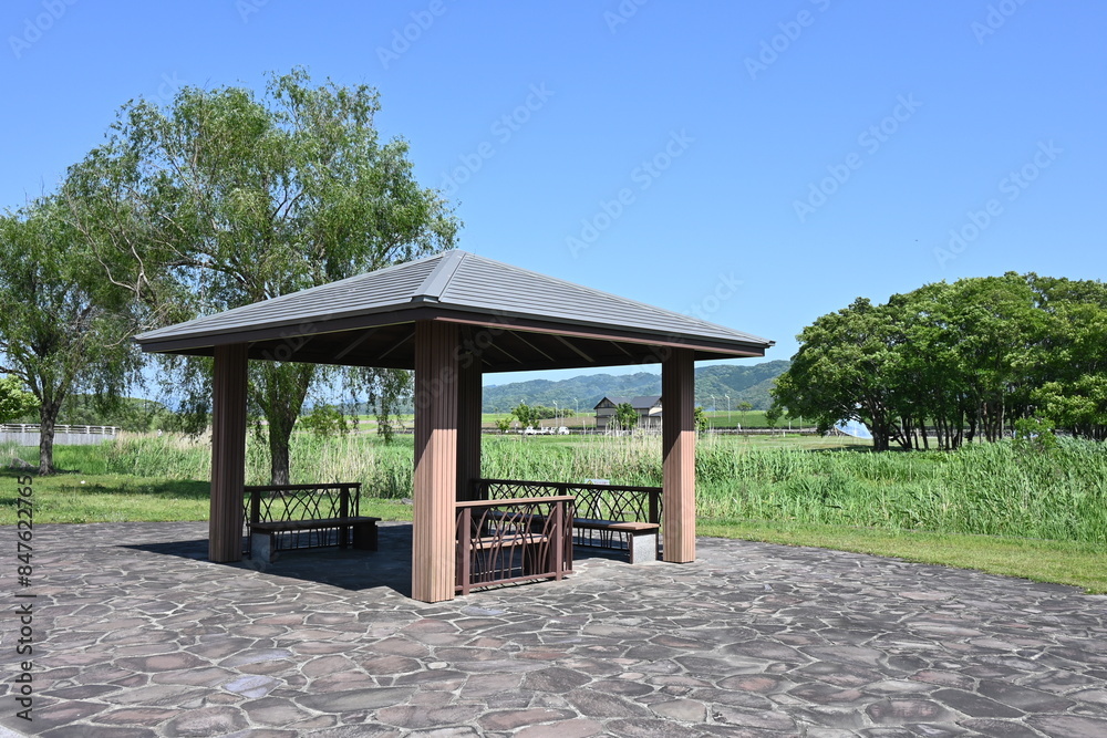 Fototapeta premium 公園の中にある東屋