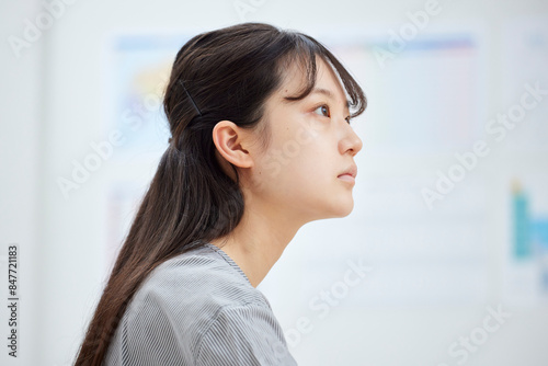 予備校で授業を受ける女子高校生 Free Download 予備校で授業を受ける女子高校生 - GFXLoad