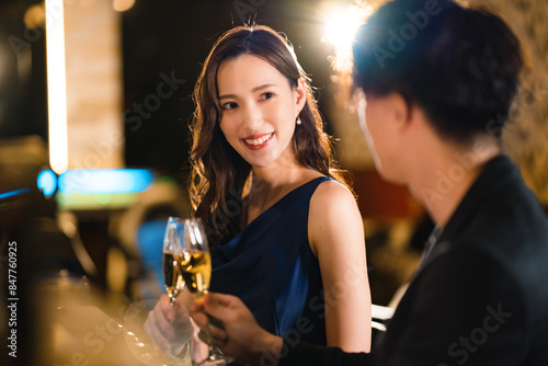Foto バーでお酒を飲む若い男女