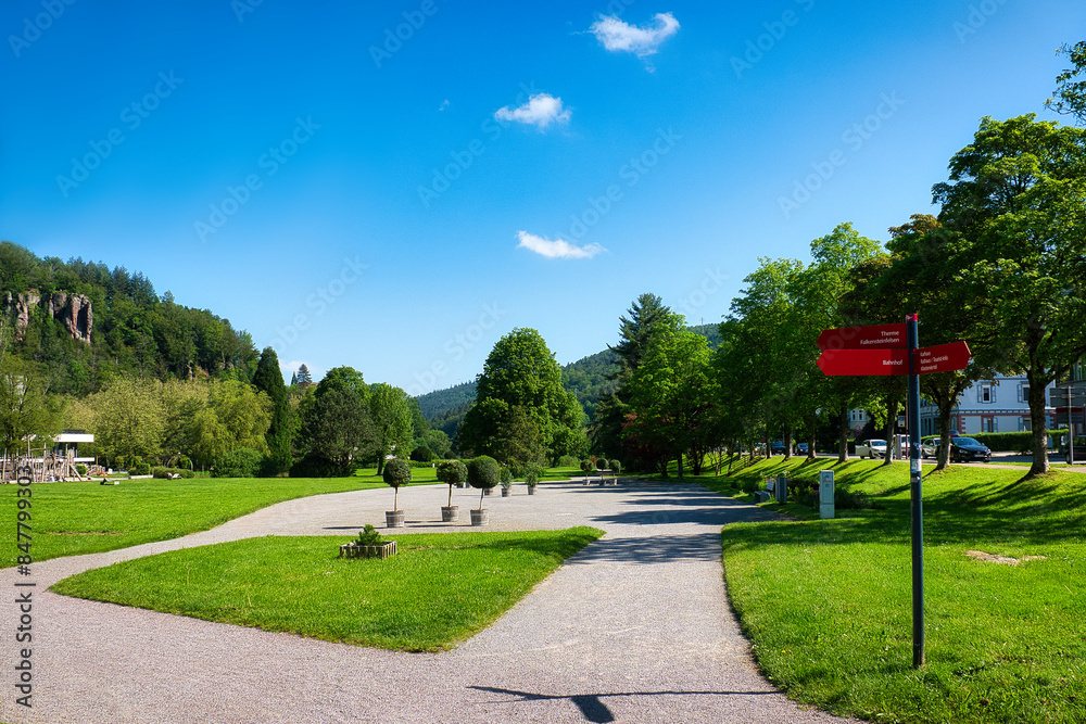 Fototapeta premium Blick auf den Eingangsbereich eines Kurparks im Schwarzwald