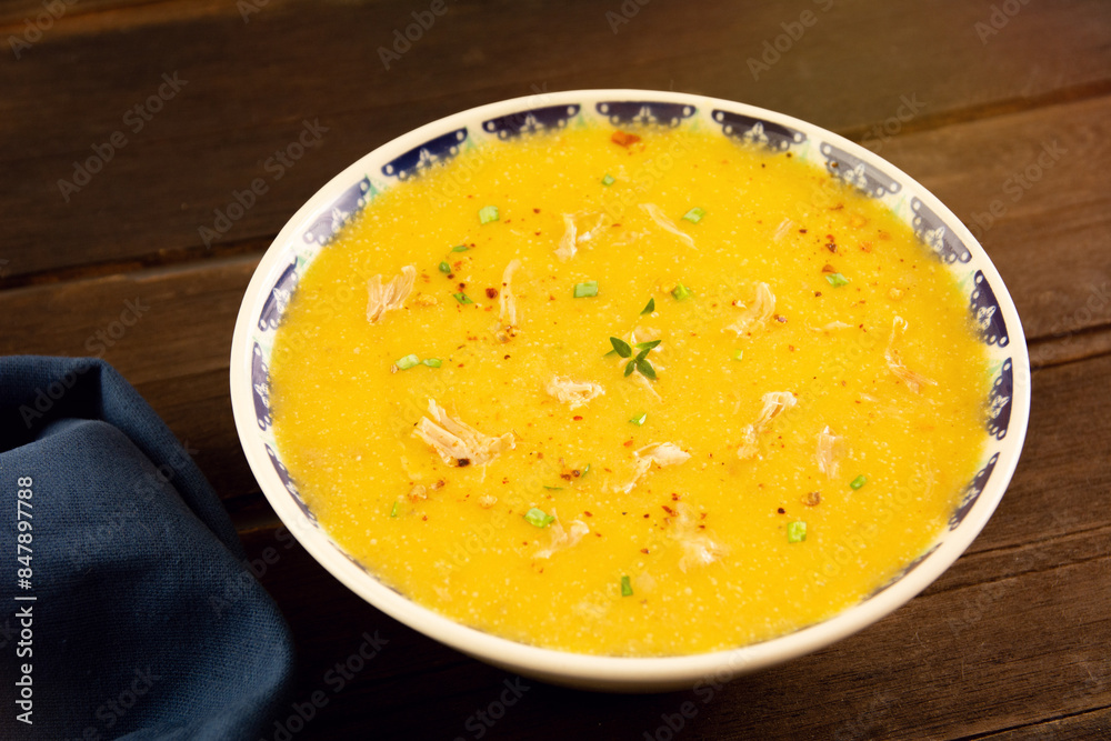 Caldo de mandioca com frango desfiado, ervas frescas e pimenta calabresa