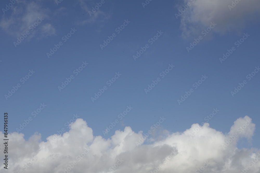 Unas bellas nubes en un cielo de color azul Unas bellas nubes en un cielo de color azul
