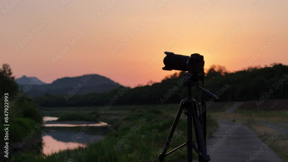 夕焼け空と一眼カメラのシルエット イメージ 夕焼け空と一眼カメラのシルエット イメージ