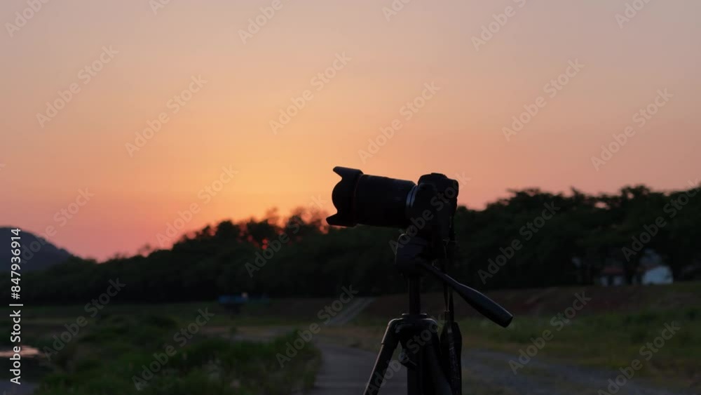夕焼け空と一眼カメラのシルエット イメージ 夕焼け空と一眼カメラのシルエット イメージ
