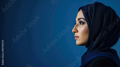Hübsche junge muslimische Geschäftsfrau, mit Kopftuch