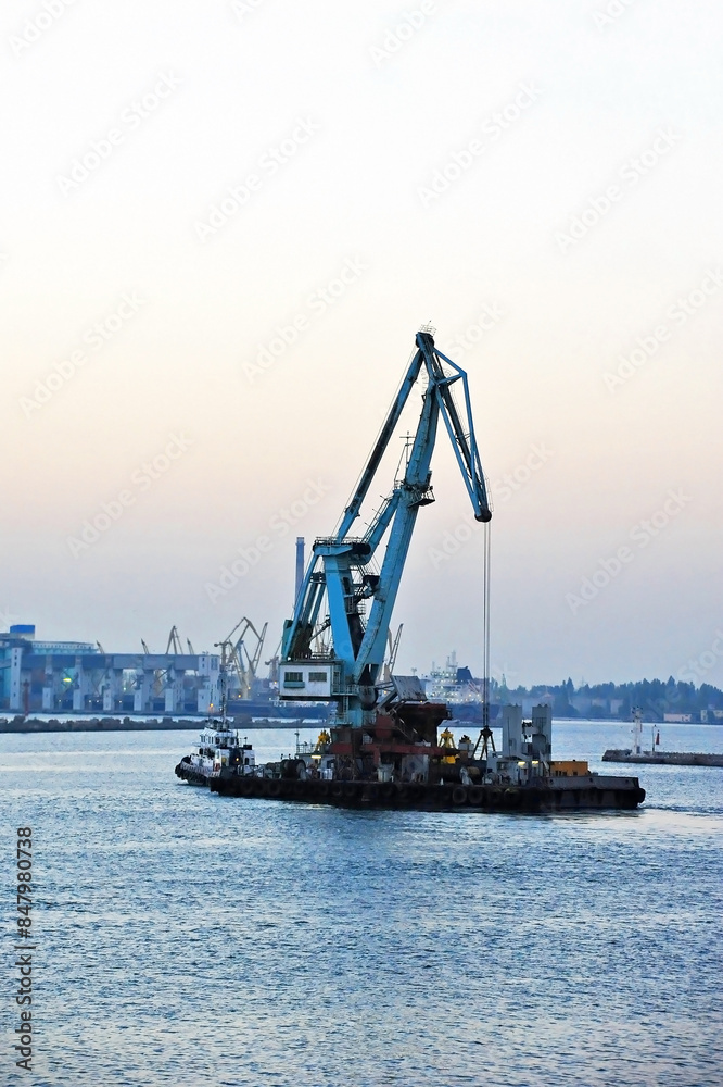 Obraz premium Floating cargo crane at sunset