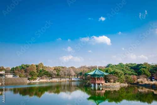 Obraz na płótnie Sunset at the Hyangwonjeong Pavilion in the center of the pond in the Gyeongbokgung palace, Seoul, South Korea. w salonie