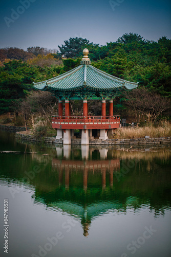Obraz na płótnie Sunset at the Hyangwonjeong Pavilion in the center of the pond in the Gyeongbokgung palace, Seoul, South Korea. w salonie