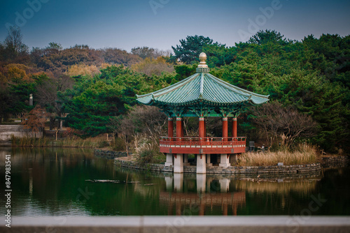 Obraz na płótnie Sunset at the Hyangwonjeong Pavilion in the center of the pond in the Gyeongbokgung palace, Seoul, South Korea. w salonie
