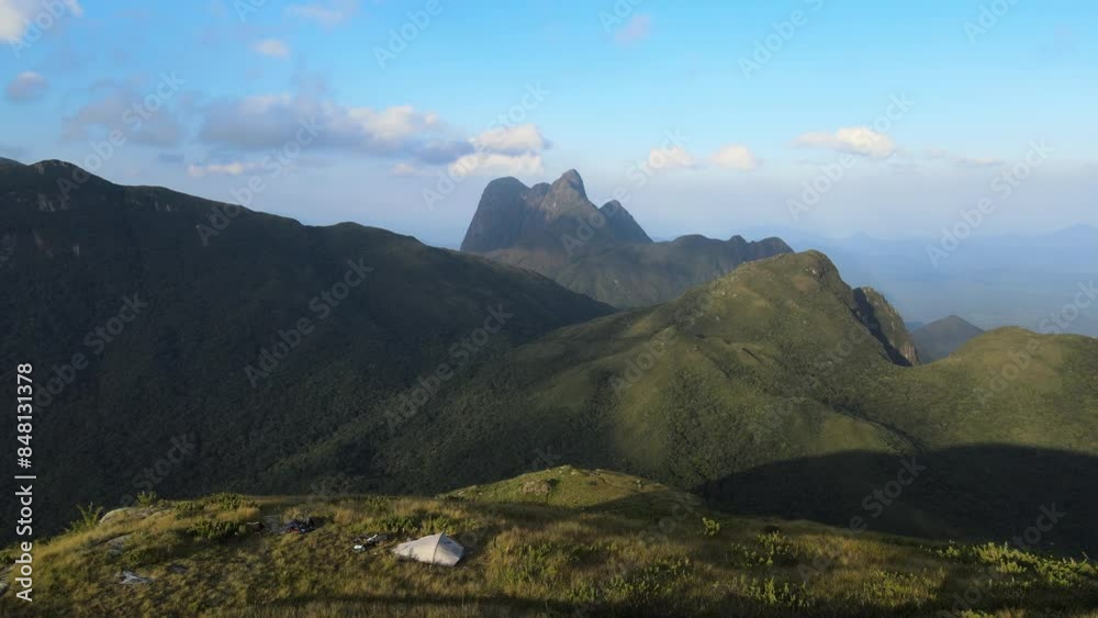 Voo ao amanhecer na serra do ibitiraquire sobre o pico tucum revelando cero verde, itapiroca e pico paraná ao fundo com barracas de camping abaixo