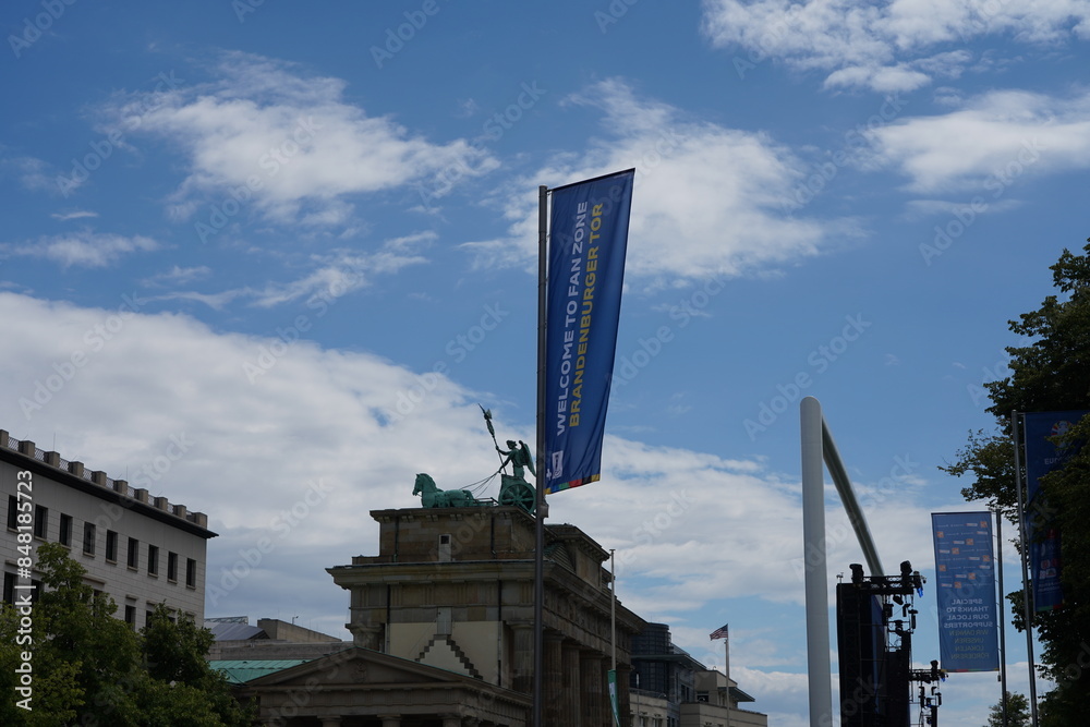 fanmeile-zur-uefa-euro-2024-am-brandenburger-tor-in-berlin-am-12-06