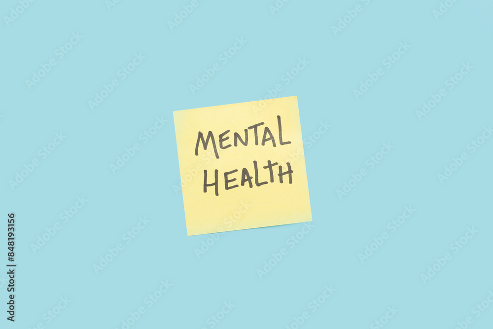 Post it amarillo con el mensaje salud mental sobre un fondo celeste aislado. Vista superior y de cerca. Copy space Post it amarillo con el mensaje salud mental sobre un fondo celeste aislado. Vista superior y de cerca. Copy space