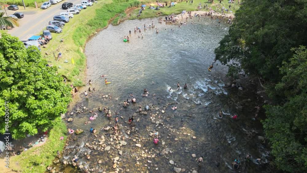 Voo sobre Rio Mãe Catira na Curva do Félix em Morretes no Paraná, pessoas tomando banho de rio no verão