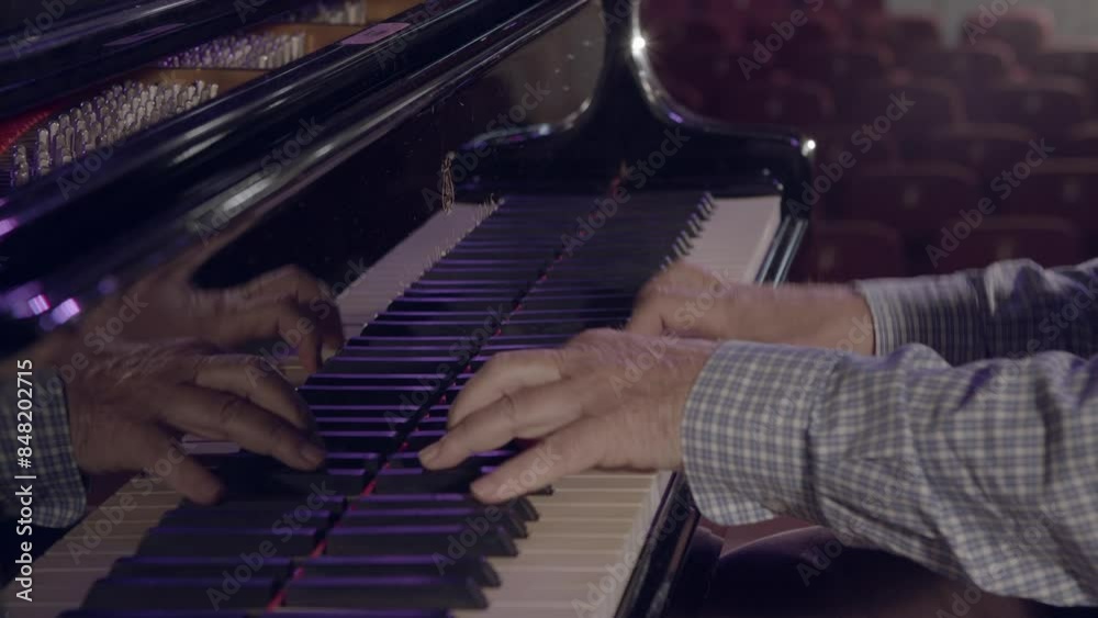 Manos tocando el piano 