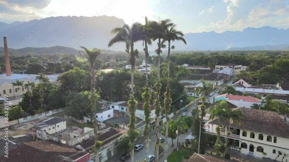 Voo sobre Morretes cidade histórica do litoral do paraná com palmeiras centenárias