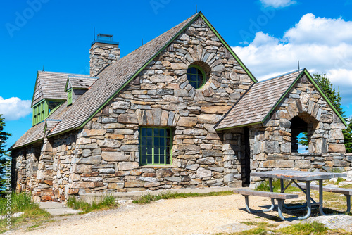 Φωτογραφία The stacked stone vista house overlooking the lakes and valleys below at the top of Mount Spokane at the Mt Spokane State Park in Spokane, Washington, USA