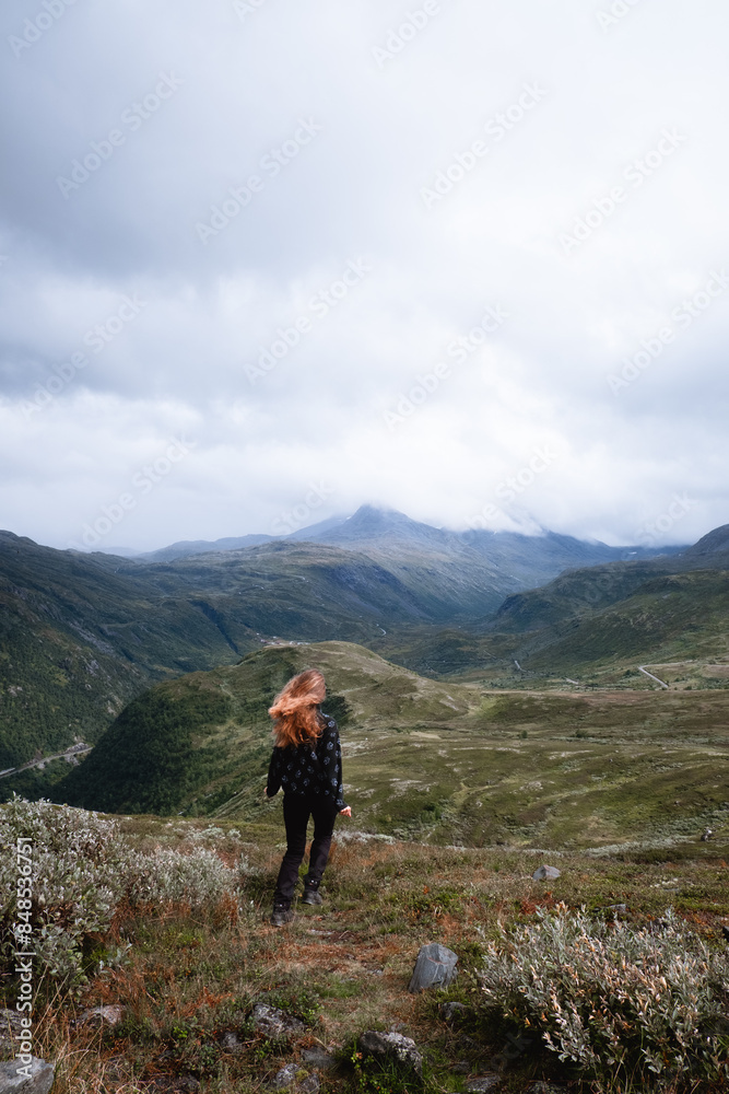 Eine Frau rennt durch die Berge und vermittelt ein Freiheitsgefühl Eine Frau rennt durch die Berge und vermittelt ein Freiheitsgefühl