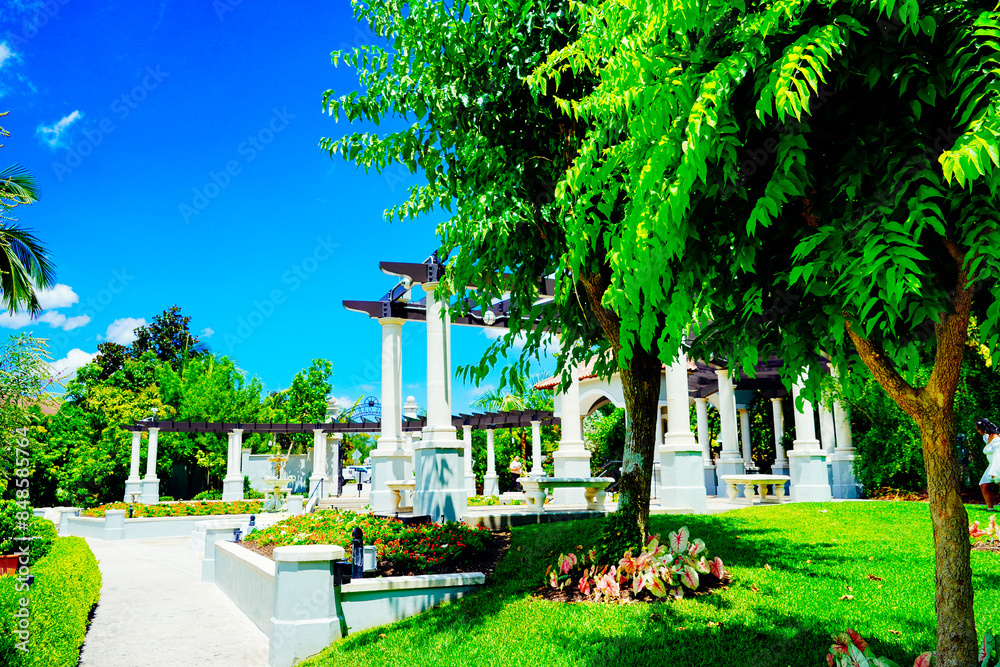 Obraz premium Lakeland, FL, USA - 06 10 2024: Beautiful Hollis botanic garden and lake landscape in Lakeland Florida