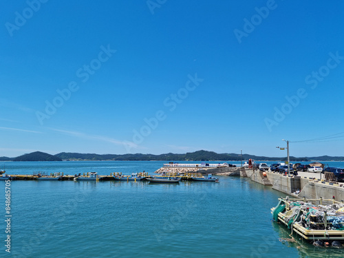 This is the sea where fishing boats are anchored. © binimin
