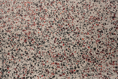 Sol en terrazzo gris avec éclats rouges photo