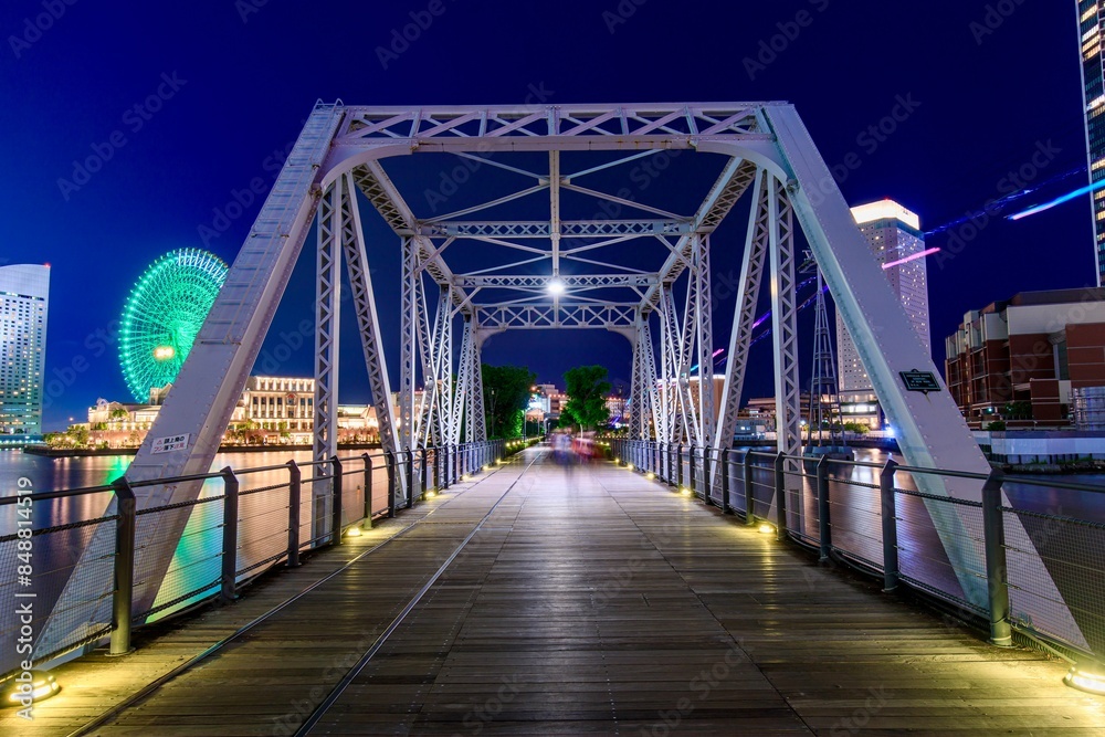 Obraz premium 横浜市、汽車道の港一号橋梁とみなとみらいの夜景