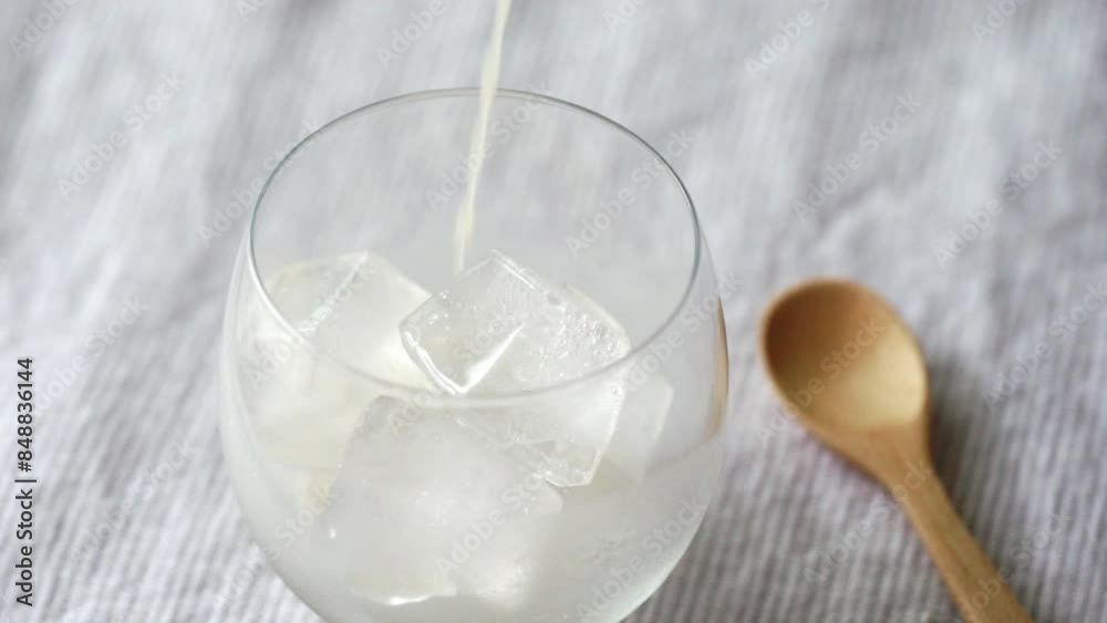 冷やし甘酒をグラスに注ぐ 冷やし甘酒をグラスに注ぐ