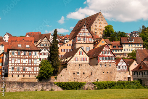 Historische Altstadt von Schwäbisch Hall unter blauem Himmel photo