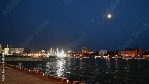 夜の釧路港に停泊する漁船③