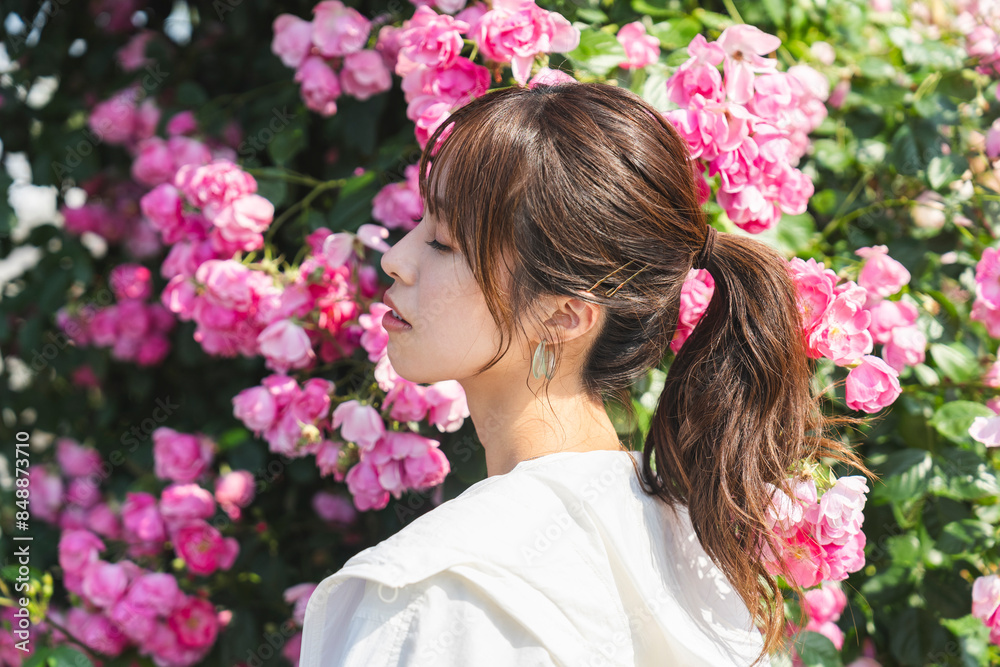 Fototapeta premium バラ園にいる女性