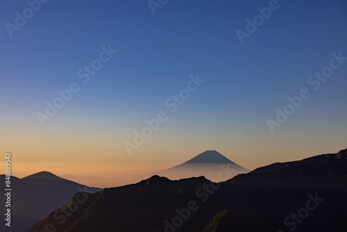 南アルプスからみる朝焼けの富士山