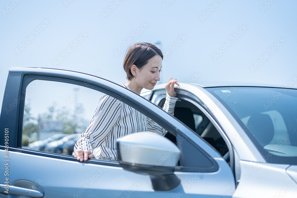 車に乗る女性 車に乗る女性