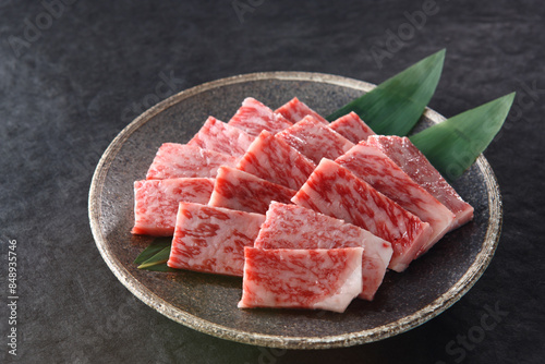 焼肉用和牛ロース肉　黒背景